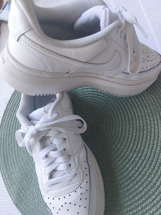 Сникърси на NIKE,номер 38,обувани няколко пъти,без забележки