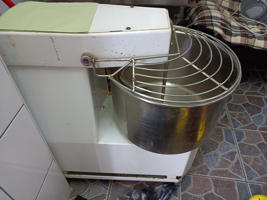 Profesional ,cuptor ,malaxor, căruț inox cu zece rafturi pt. patiserie
