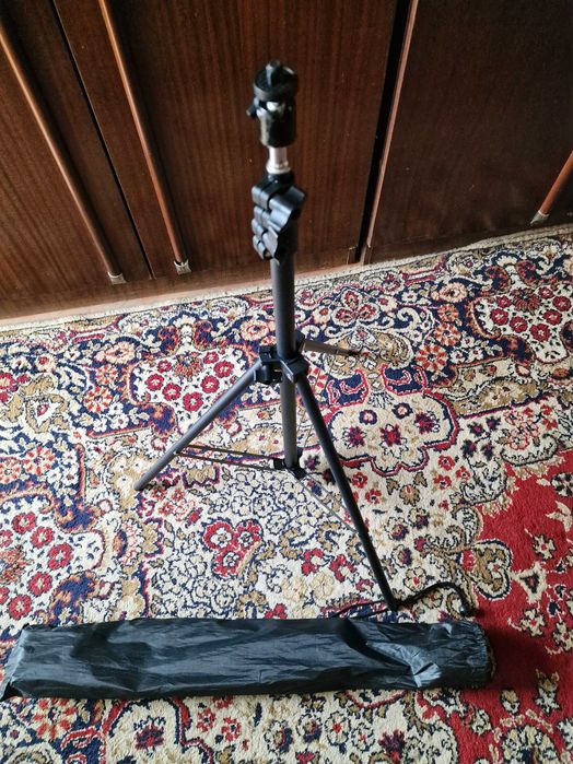 Продавам прожекцион + платно за него