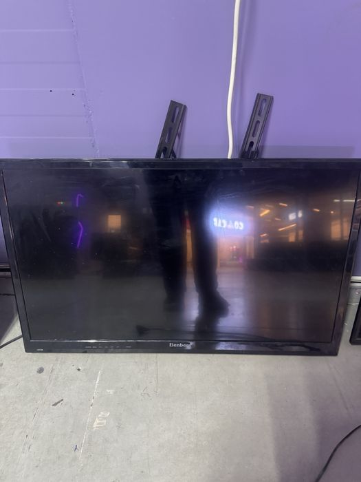 Телевизор со смарт приставкой и кранштейном