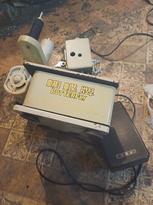 Продаю швейную электромашику и  оверлог.