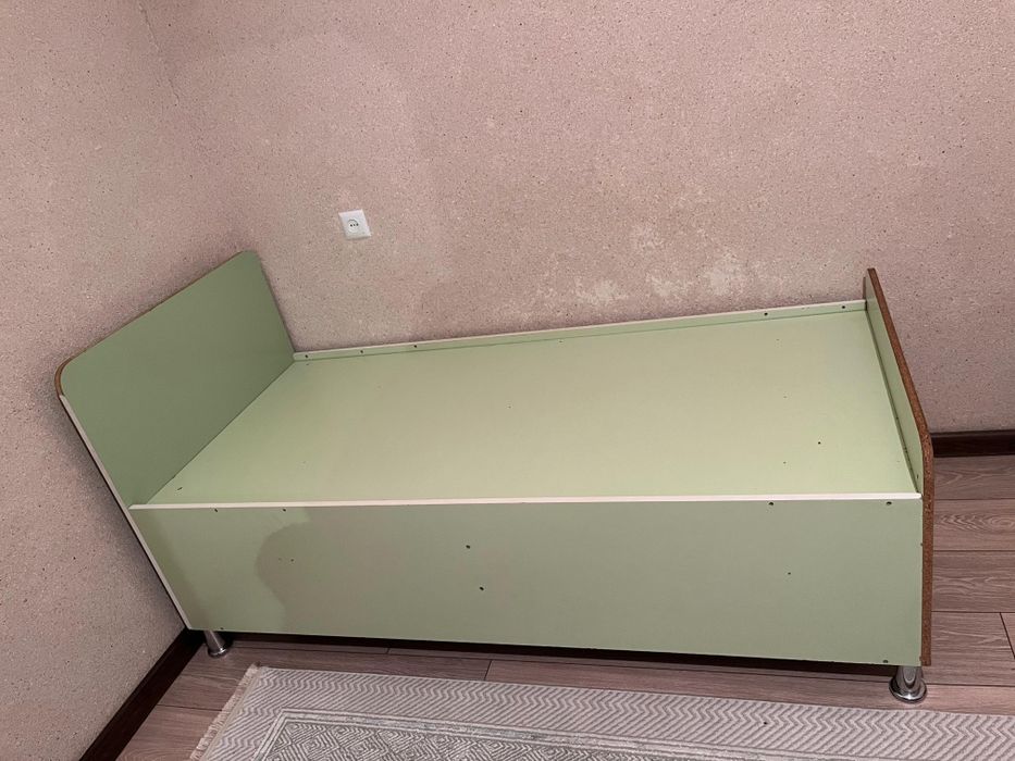 Детский кроват с партой