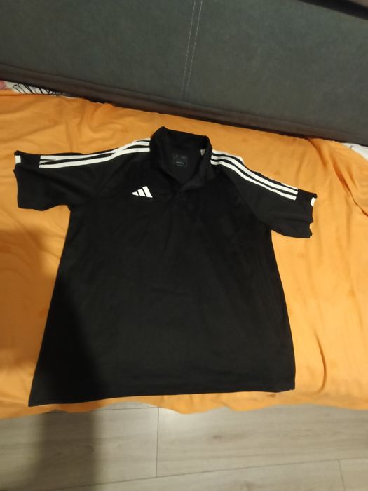 2 Tricouri originale Adidas mărimea M in stare impecabilă. La 78 lei Tricoul.