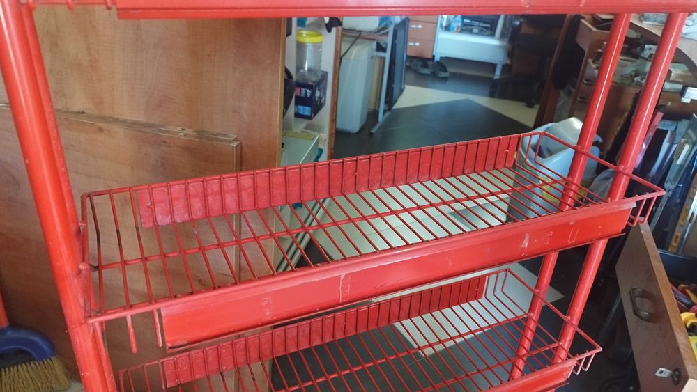 Метален стелаж с рафтове 146/70/30см червен с колела