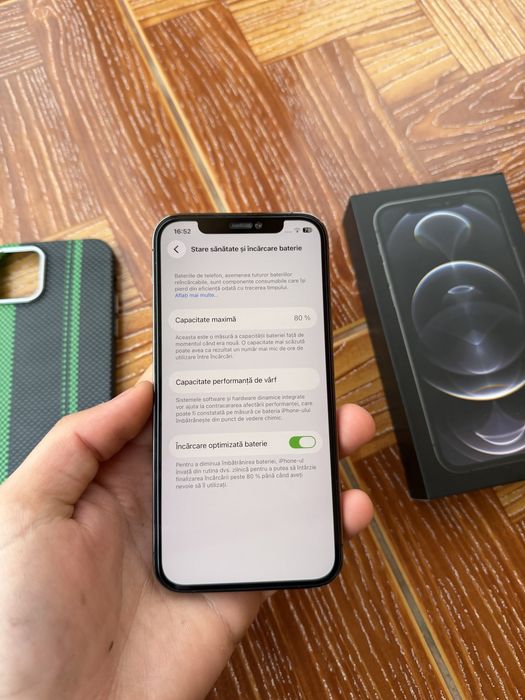 Vand iPhone 12 PRO impecabil la cutie