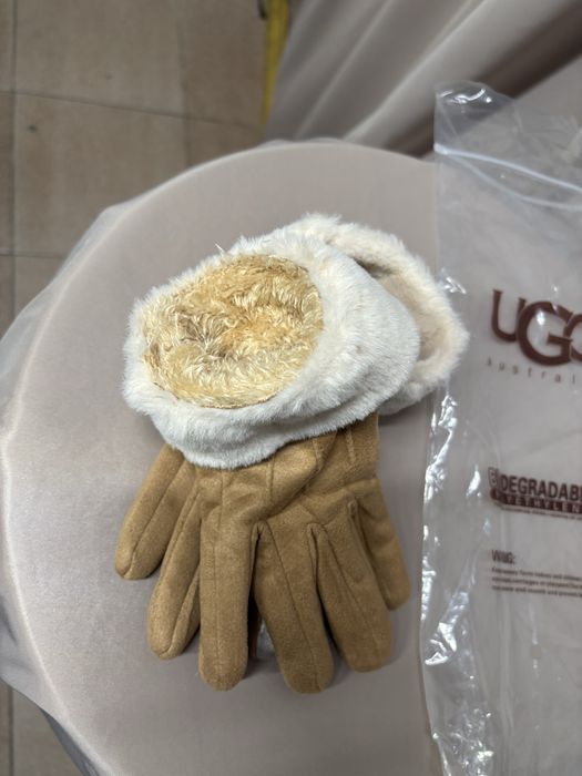 UGG ръкавици черни и бежови