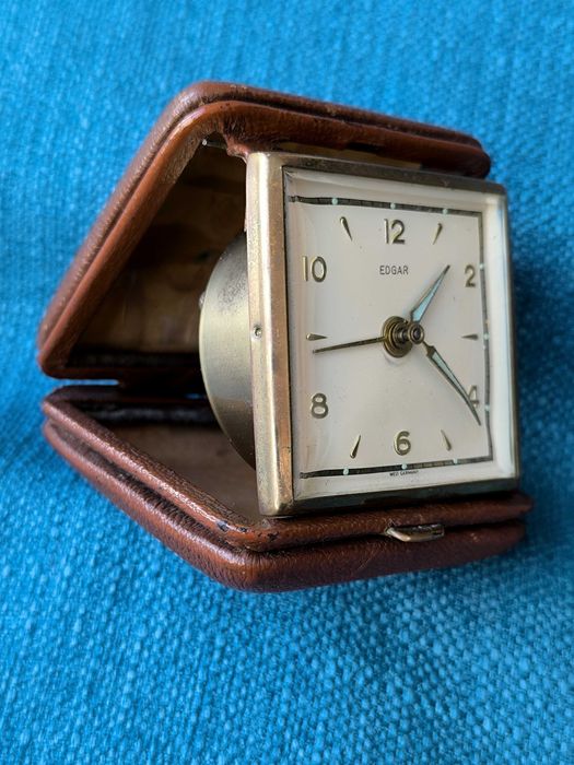 ceas vechi mecanic masa birou antichitati vintage arta colectie antik