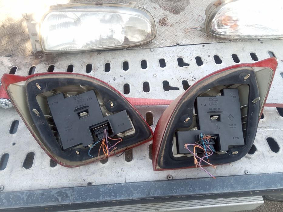 Форд Фирста Фарове и стопове