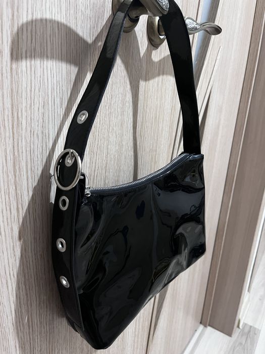 Чёрная лаковая сумка H&M – стильная и удобная