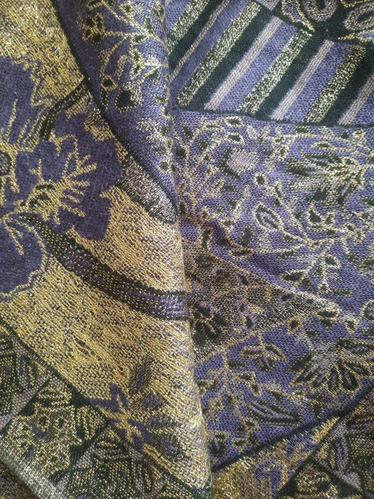 Дамски шал с коприна