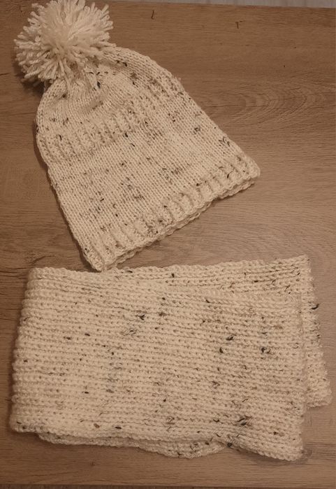 Set  fular și căciuliță crem ,,Delicat"