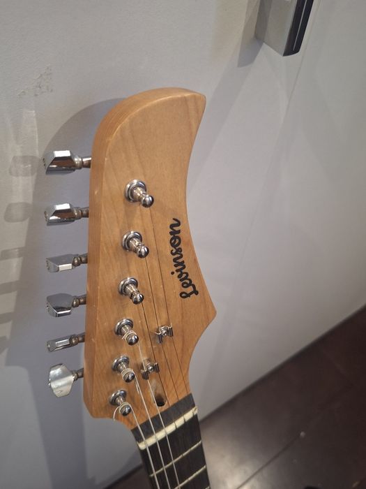 Электрогитара Levinson + комбик Levinson GA-10