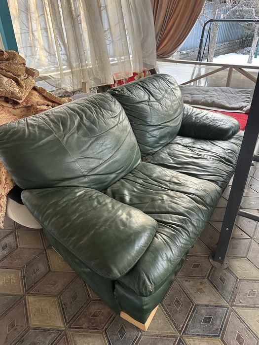 Диван кожаный, зеленый