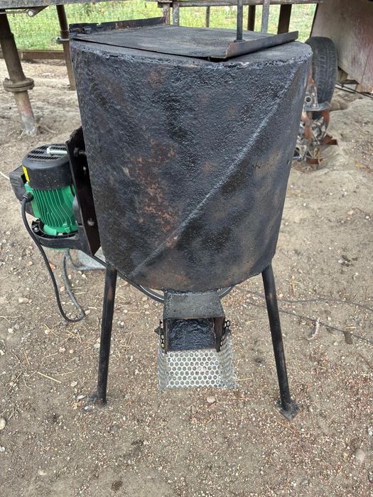 Batoză electrică de curățat porumbi