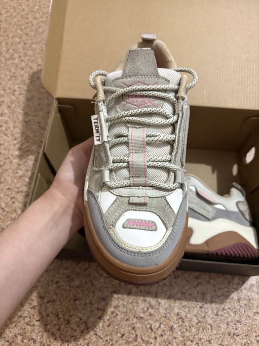 Продам кроссовки