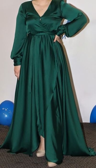 Дълга сатенена рокля в зелен цвят