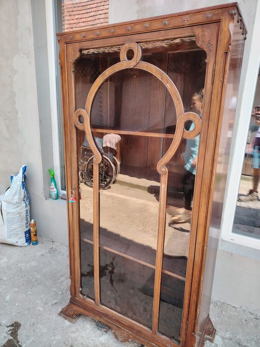 Vitrina din lemn cu geam