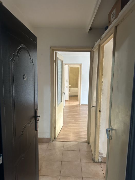 Proprietar vand apartament semidecomandat.