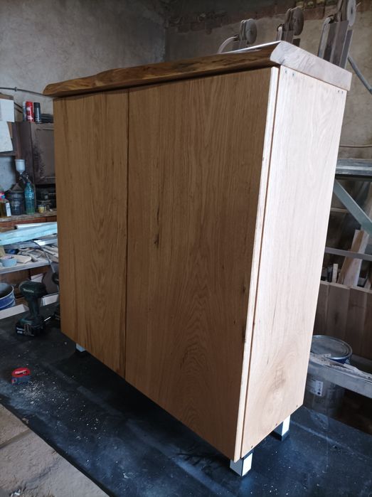 Шкаф от масив дъб