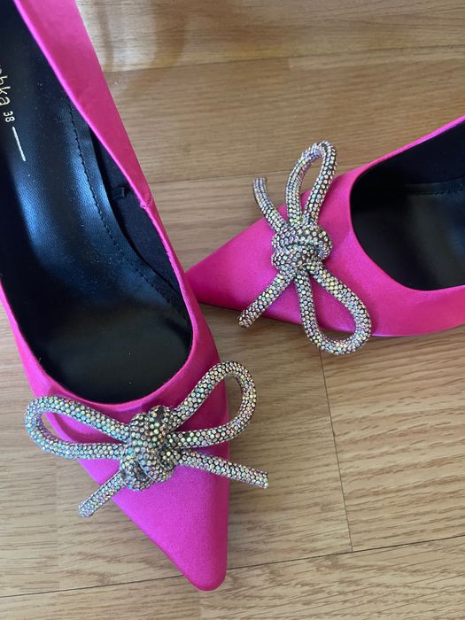 Pantofi roz neon cu funde Bershka cu toc, marimea 38, nepurtati