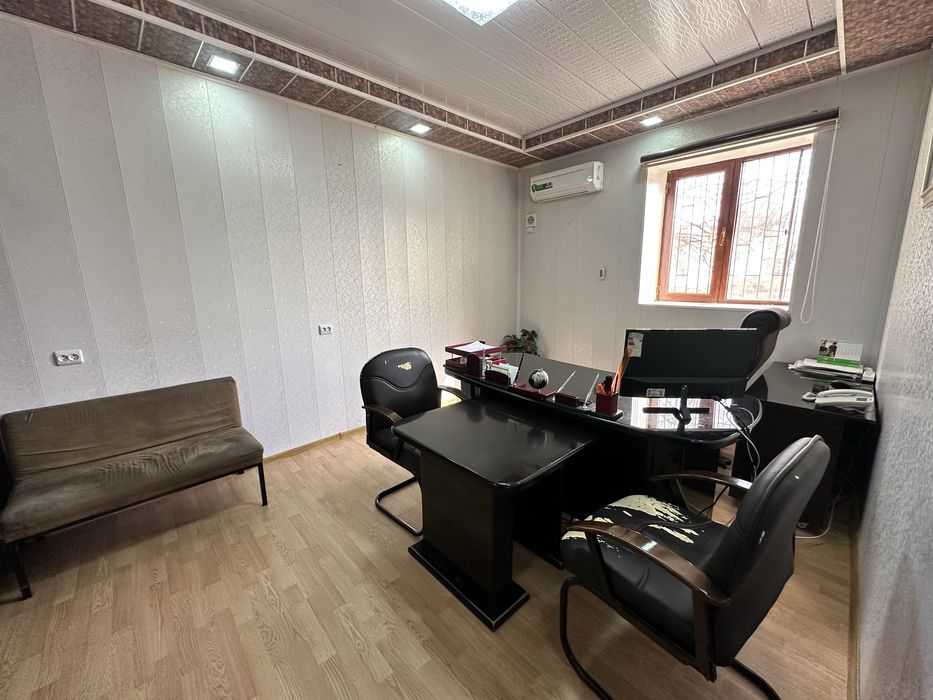 Noturar bino sotiladi