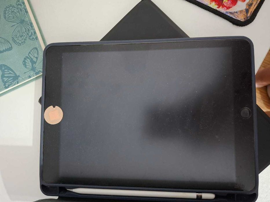 Продам iPad 8 поколения, 128 ГБ, Wi-Fi