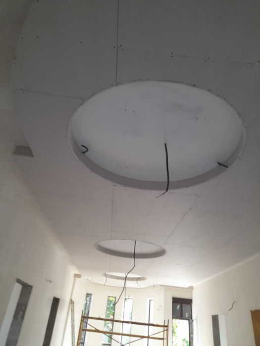 Executam constructi la rosu