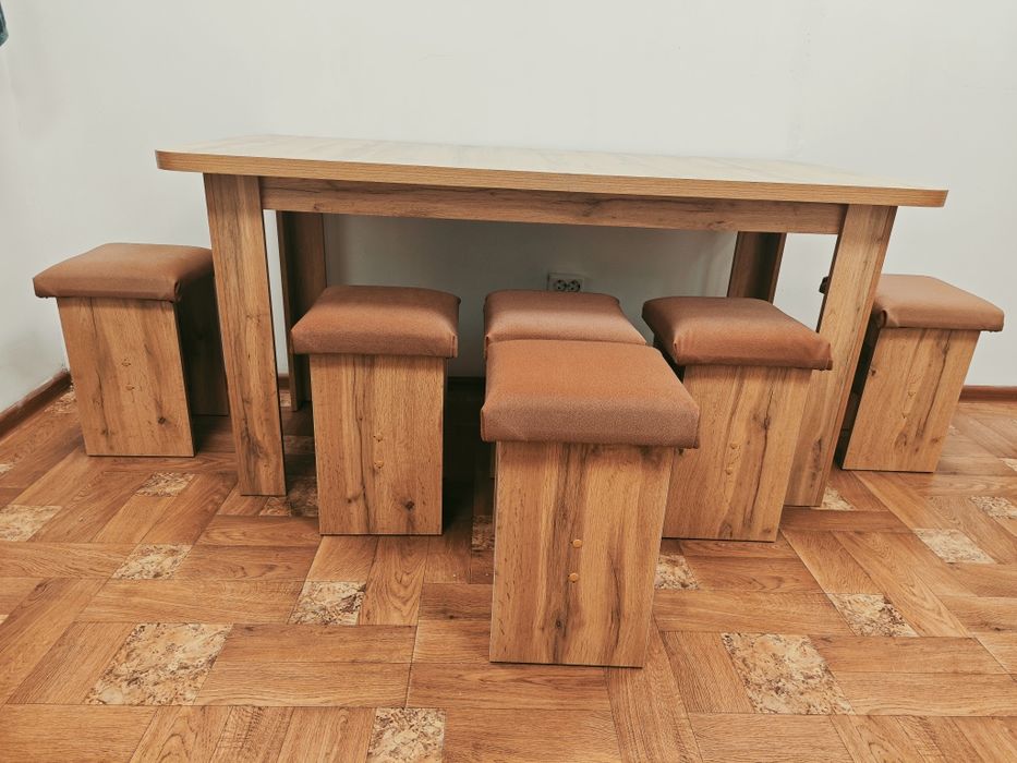 Стол с табуретками