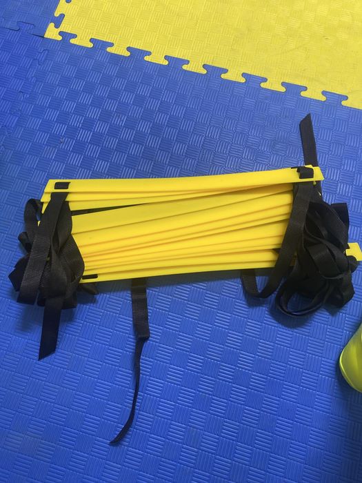 Боксерские перчатки , лапы, инвентарь.