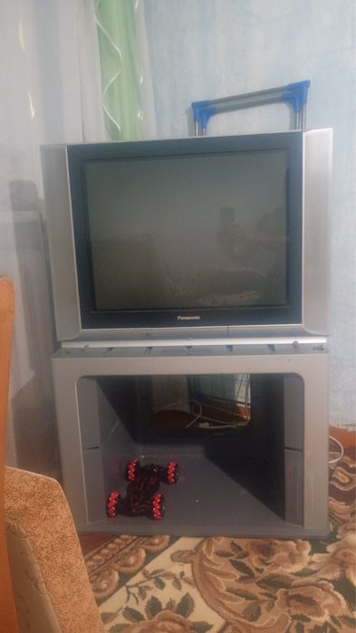 Продам телевизор со столиком