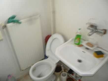 Casa cu trei camere  la curte de inchiriat.