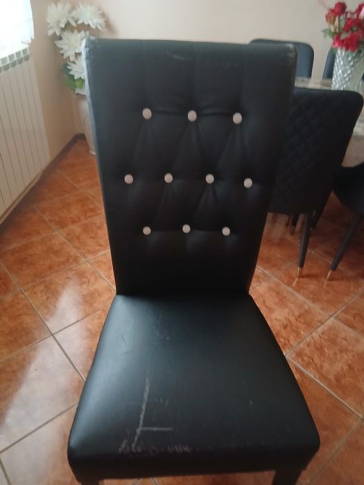 Scaune din lemn,din piele neagra,100 lei/bucata