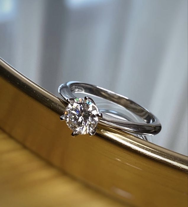 Сребърен пръстен с камък мойсанит