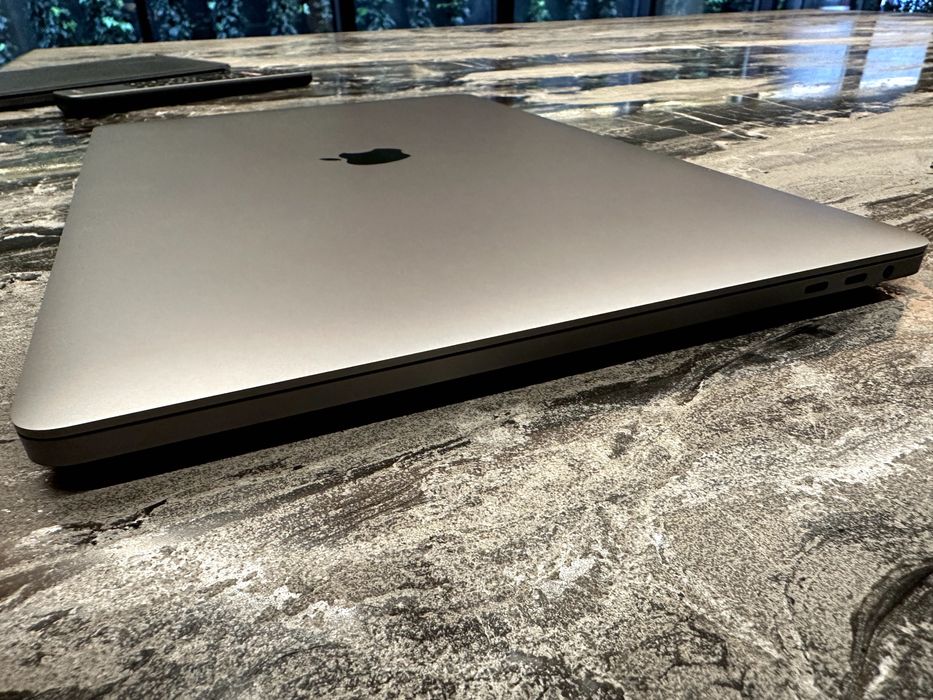 MacBook Pro 16,1 inch 2019 touchpad  Като Нов!