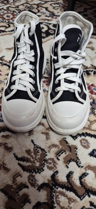 Продам детскую обувь. На девочку.