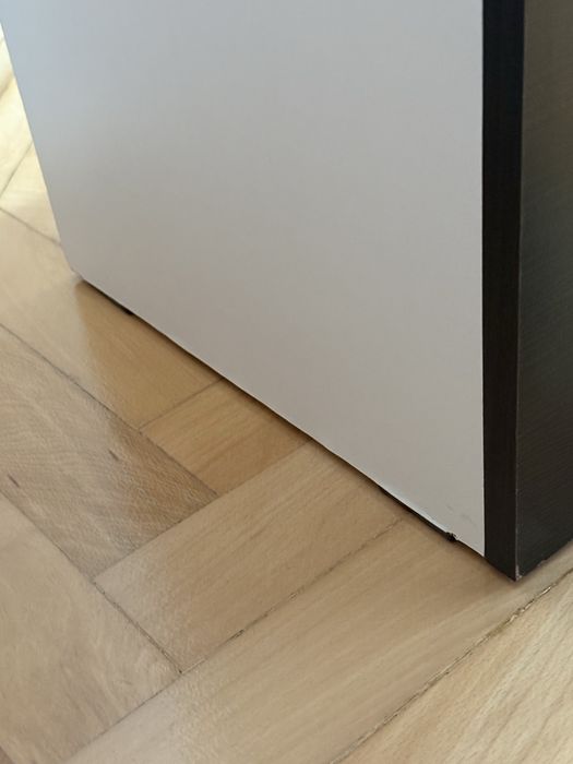 Comoda TV alba, contur negru