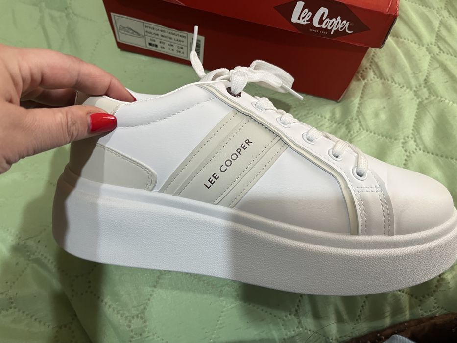 Нови сникърси обувани веднъж 40 номер Lee Cooper