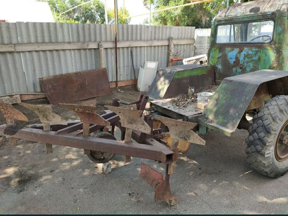 Продам трактор с плугом