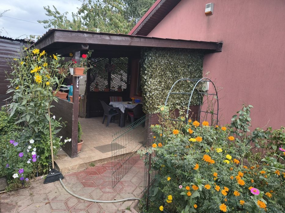 Închiriez casa la curte
