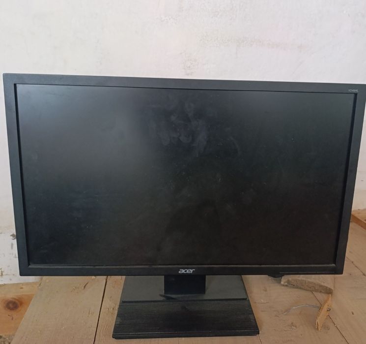 ACER 24 dyumli monitor, holati yaxshi, ishlab turgan kabellari bilan