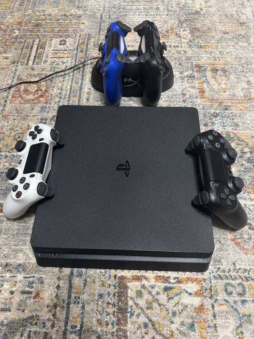 PS4, 500 GB, 4 джойстика, зарядка для джойстика