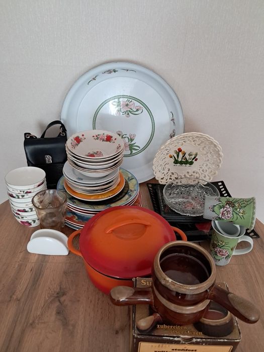 Тарелки и разная посуда
