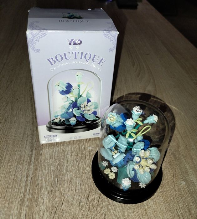 Цветы в колбе собранные для декора