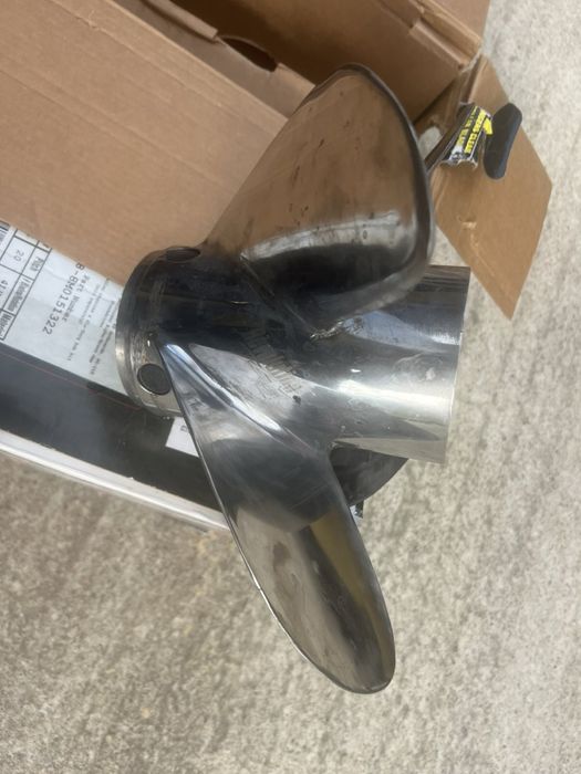 Ляв и десен пропелери Mercury Revolution 4