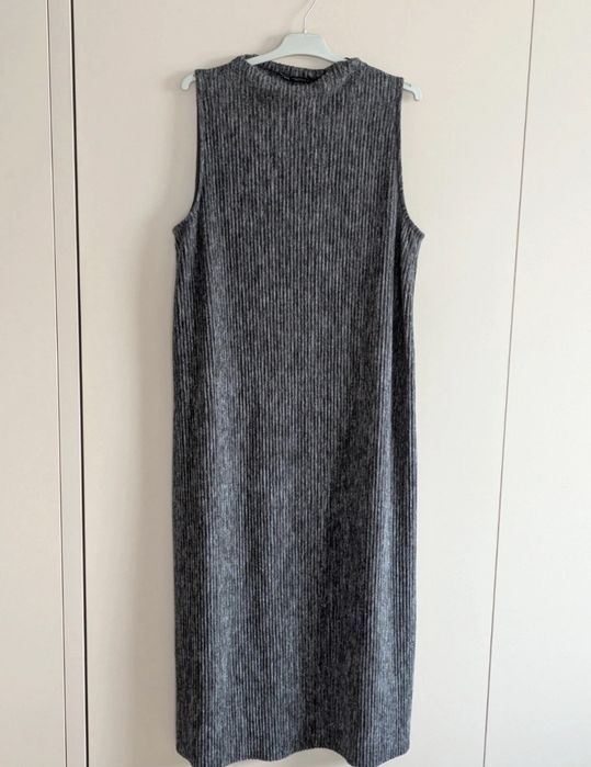 Rochie Zara midi, din tricot stretchy, lejeră, fără mâneci M