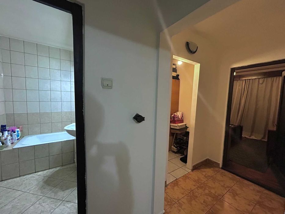 Apartament 3 camere - spațios, luminos, balcon mare.