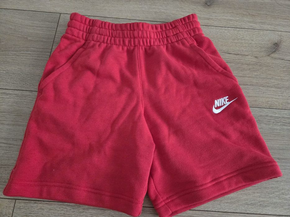 Vând pantaloni scurți Nike noi