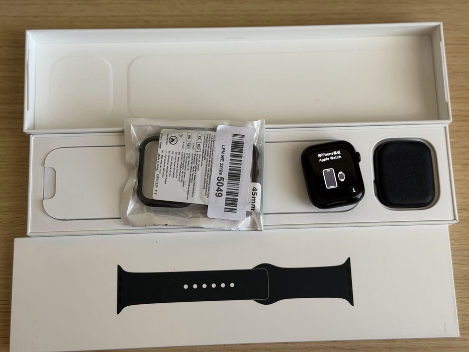Apple Watch Series 7 45mm с неотваряна каишка + подарък
