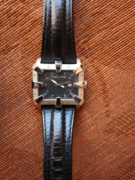 Часовник Police нов