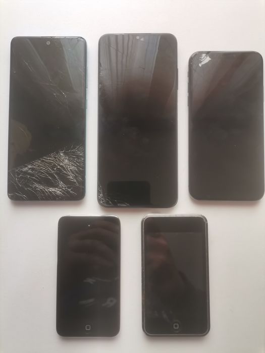 Diferite telefoane cu defecte